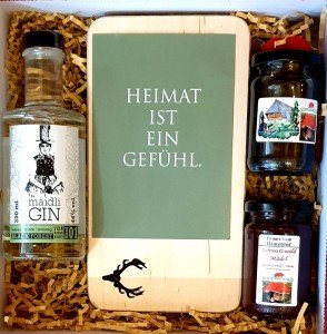 Leinenschatulle Bordeaux mit Schleife Geschenkschatulle „Heimat“ – Feinkost Freiburg